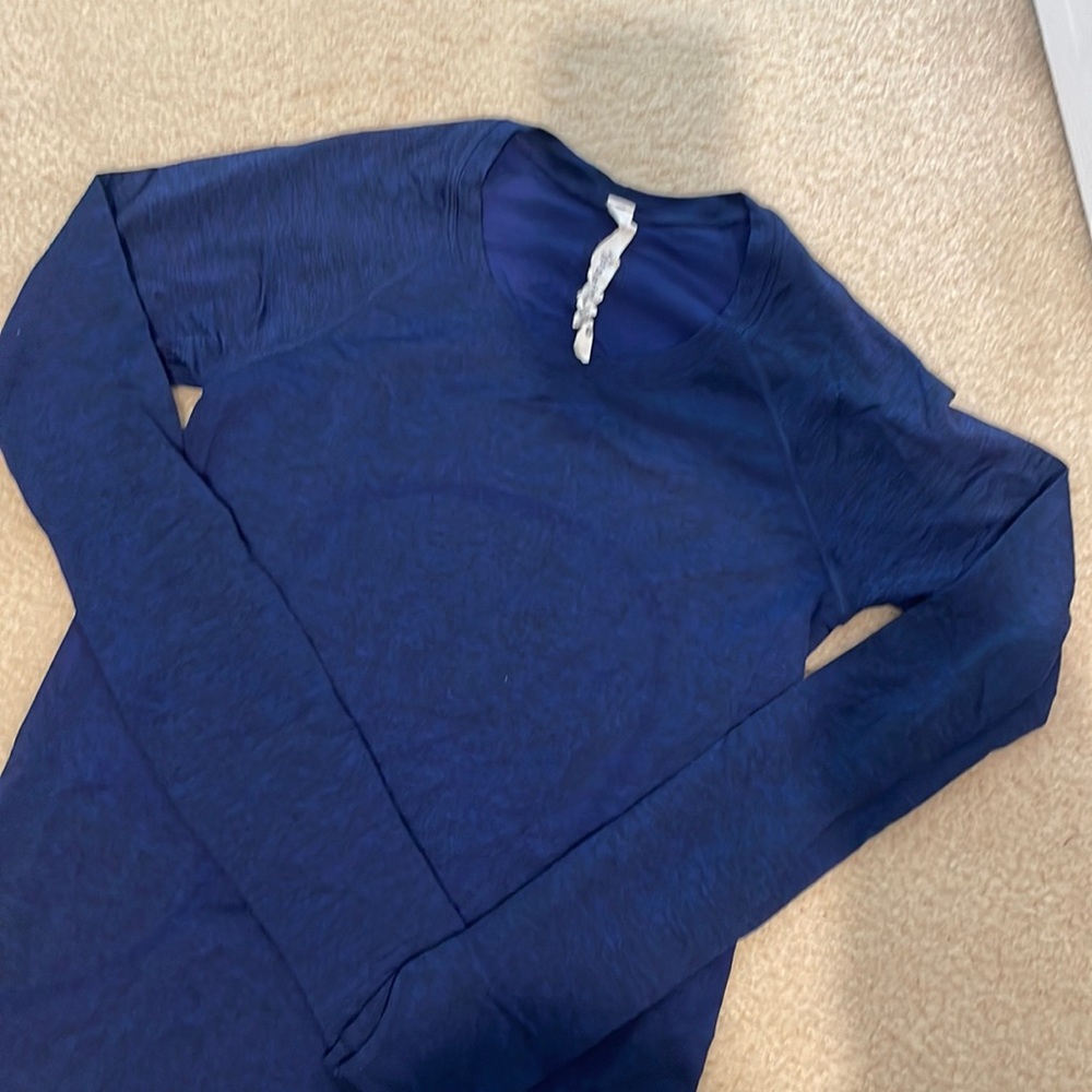 Lululemon long sleeve workout tee size 6. Worn once